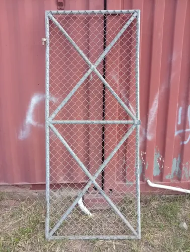 portão em tubo metálico com tela de alambrado