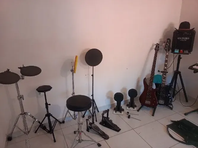drum kit de estudo tudo bom  funcionnal e barato