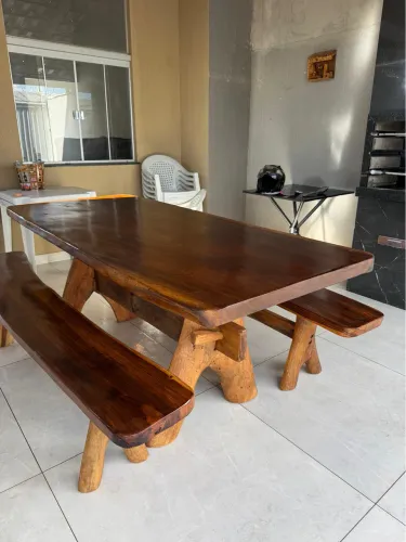 Mesa de Madeira Maciça com os bancos