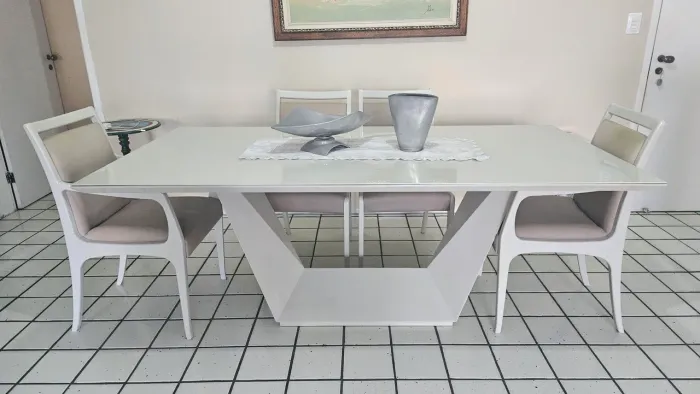 Mesa de Jantar Laca Branca com Vidro + 6 Cadeiras Estofadas