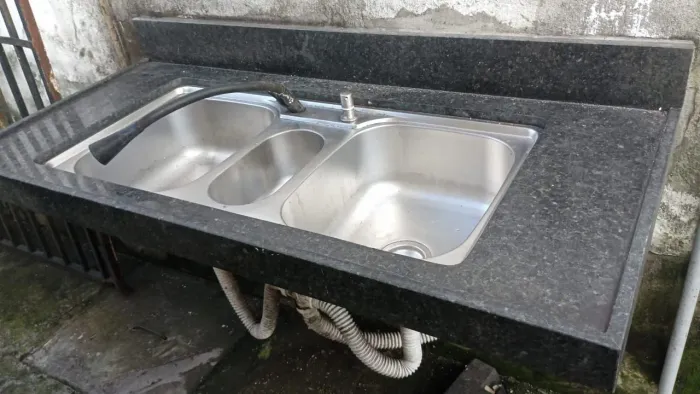 Pia de Granito Preto com Cuba Dupla Inox e Torneira - Ótimo Estado