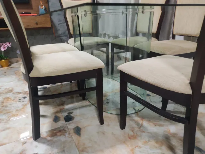 Mesa com seis cadeiras