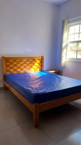 Cama de Casal de Madeira Trabalhada