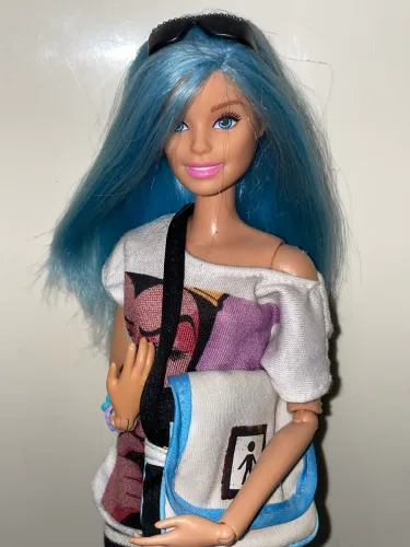 Boneca Barbie fashionistas mattel articulada cabelo azul