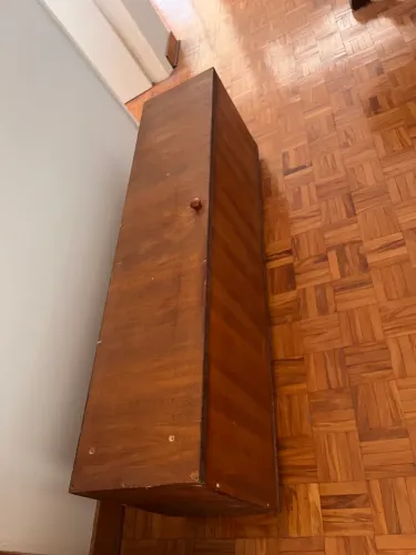 Bau com rodinhas e tampa com pistao