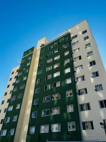 1 QUARTO COM ARMÁRIO .