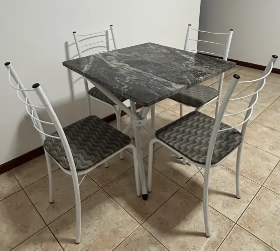 Conjunto mesa de jantar em granito 4 cadeiras