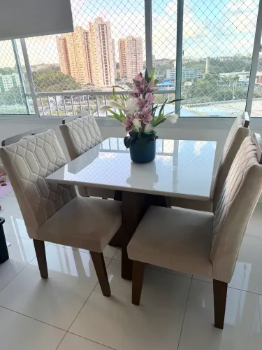 Mesa com 4 cadeiras