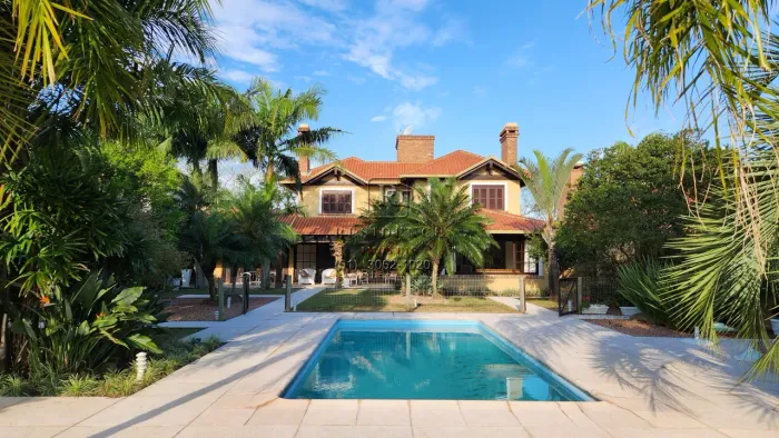 Casa de Luxo em Condomínio: 3 Quartos, 3 Suítes, 4 Salas - Venda ou Locação em Belem Novo,