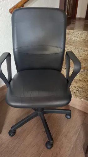 Cadeira de escritório em couro (detalhe no couro)