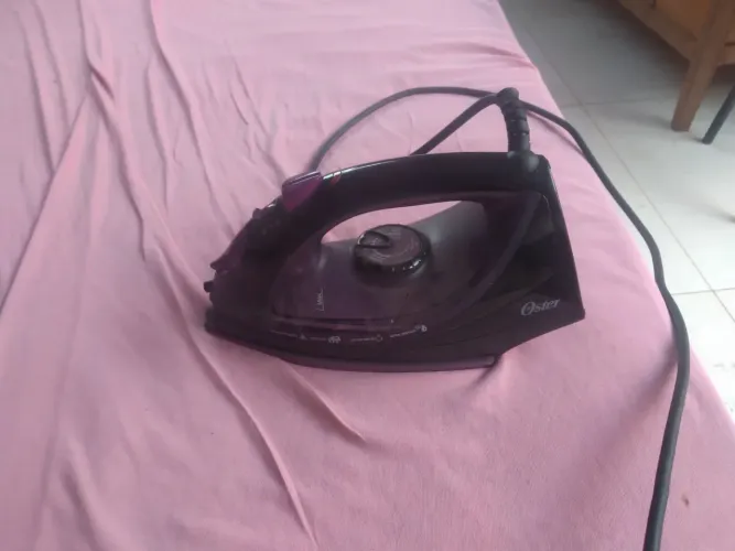 Ferro de passar roupa a vapor  semi novo