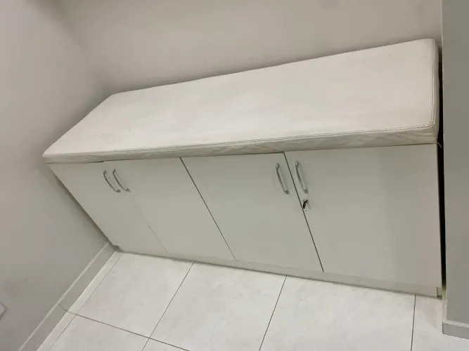Armário Baixo Planejado com Colchão para Atendimento