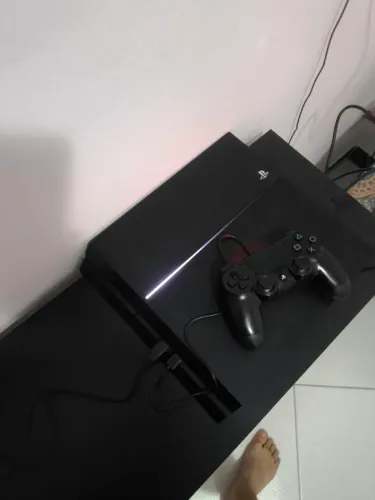 Ps4 fat + 1 controle+ 8 jogos