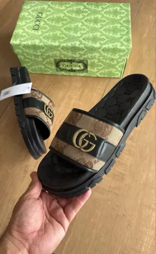 Chinelo slide tratorado Gucci 