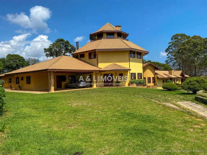 Casa em Campos do Jordão | 686 m², 6 Suítes com Lareira e Mirante 360°