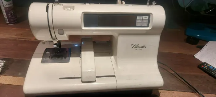 Máquina de Bordar Marca Brother PE=100