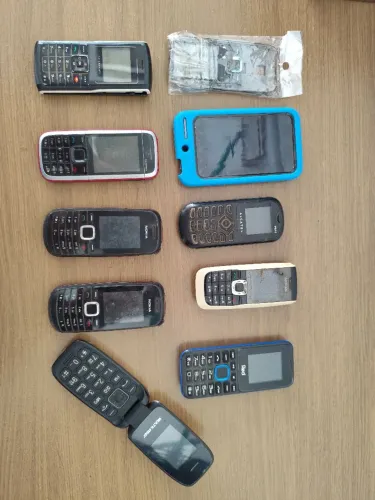 Celulares usados e carregadores.