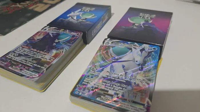 Decks de Pokémon Batalha de Liga Calyrex VMAX Cavaleiro Espectral & Cavaleiro Glacial