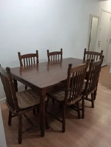 Mesa de madeira com seis cadeiras