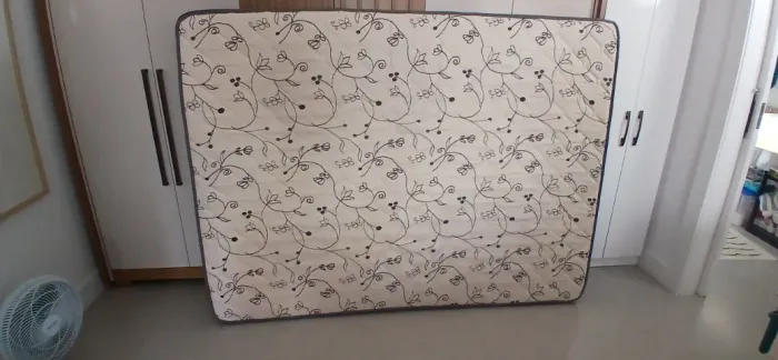Vendo cama box de casal e mais colchão em bom estado