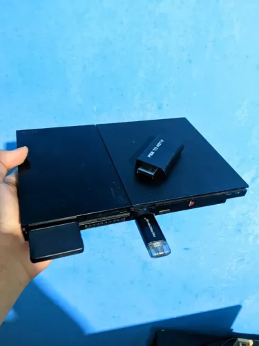 PLAYSTATION 2 + 2 CONTROLES + ADAPTADOR HDMI + PENDRIVE 128GB