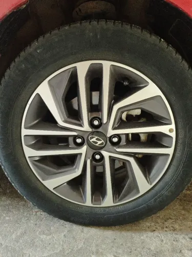 Roda e pneu aro 14 Hyundai.