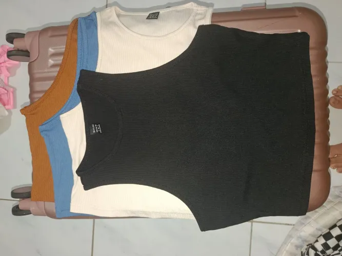 Conjunto de quatro blusas regatas