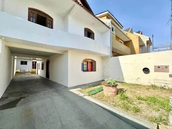 Sobrado com 211m² no bairro Atuba