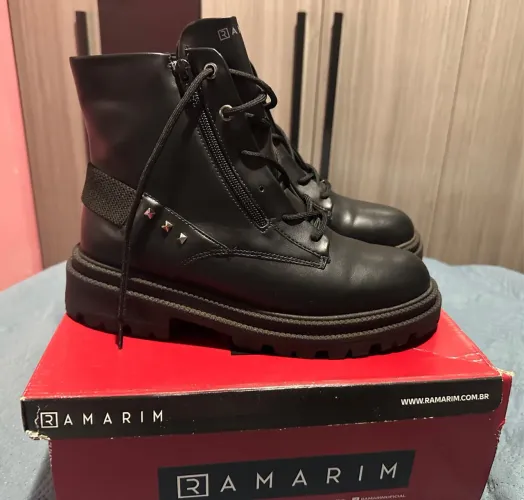 Bota Coturno Ramarim Preta - Estilo Tratorado com Tachas (Muito Nova!)