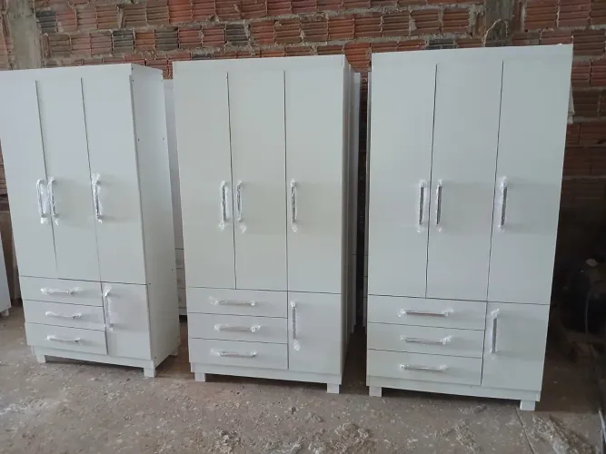 Vende-se Guarda-roupa de 3 portas com: 1.80 de altura, 90 de largura, 36 profundidade