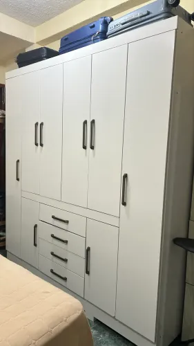 Vendo Guarda roupa com 6 portas e 4 gavetas