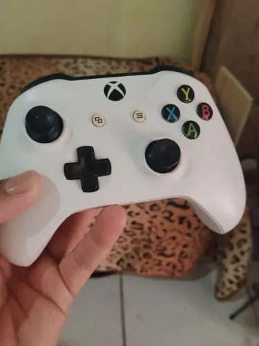 Xbox one S + 2 controles
