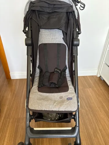 Carrinho Chicco Portátil de Viagem - Vai no Avião + Capa de Chuva 
