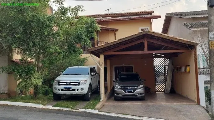 Casa em condomínio com acesso pela Estrada da Roselândia.