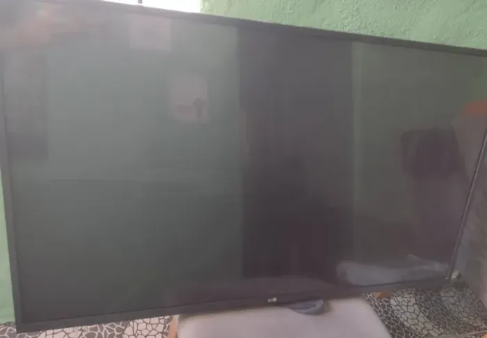  TV 43" smart com defeito, tela quebrada. 