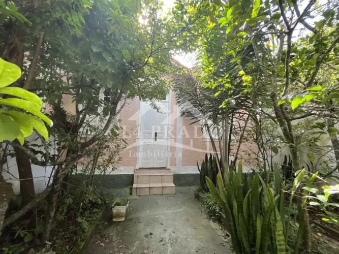 Vende-se duas Casas e um Galpão no bairro Vila Militar em Petrópolis - RJ.