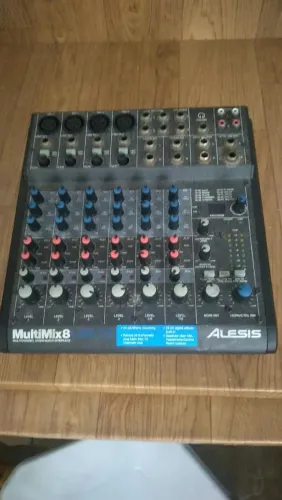 Mesa de Som Alesis MultiMix 8 USB 2.0 - 8 Canais + Interface USB