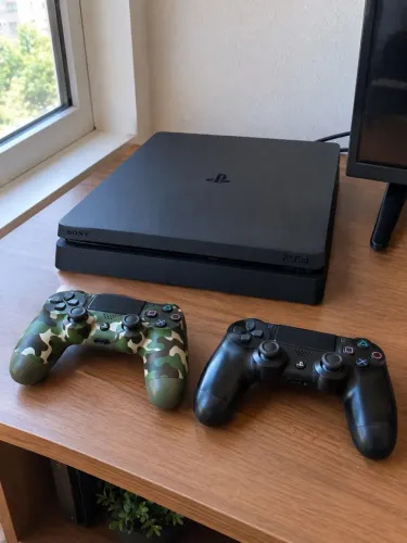 PlayStation 4 Slim 1TB + 2 Controles 