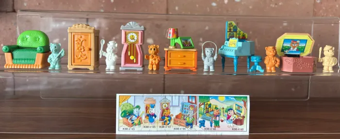 Kinder ovo Gatos nos móveis
