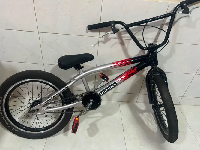 BMX montada nova bicicleta para manobras