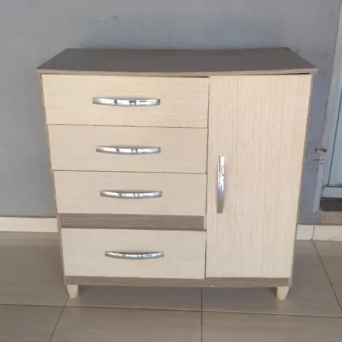 CÔMODA COM 4 GAVETAS