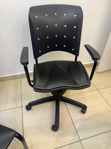 Cadeira de escritorio preta