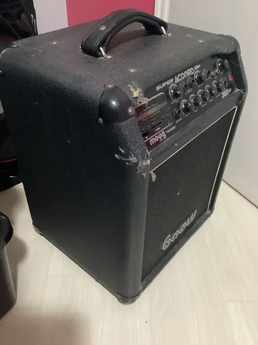 Este é um amplificador multiuso Moug Super Acoord