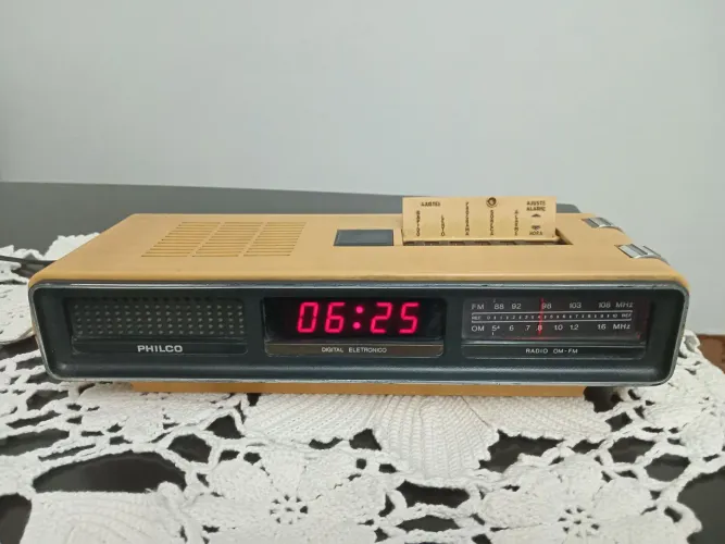 Antigo rádio relógio Philco Ford B505 no estado