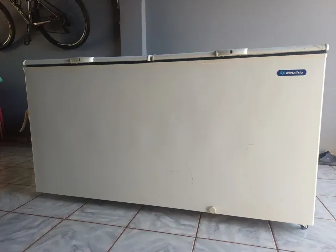 Vendo Freezer Metalfrio <br>Tensão 220V Volume: 546 Litros Cor: Branco <br>Semi-novo