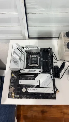Placa Mãe e Asus Rog Strix B650-A Gaming Wifi Ddr5 Am5 Atx Cor Preto