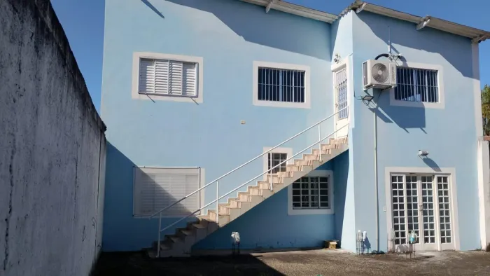 Alugo sobrado com 4 suites
