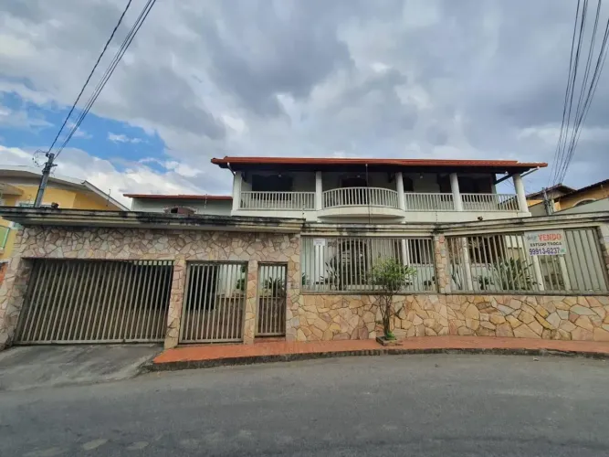 Imóvel para aluguel e venda possui 743 metros quadrados com 7 quartos