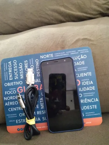 Samsung Galaxy J4 Core, com um cabo de carregador.