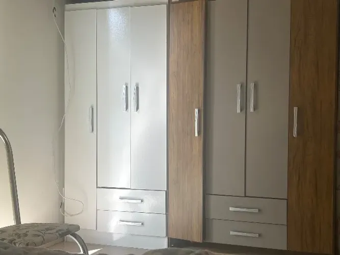 Vendo guardas roupas usado 